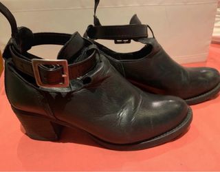 Botines negros con hebilla