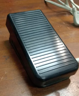 Motor y pedal máquina de coser