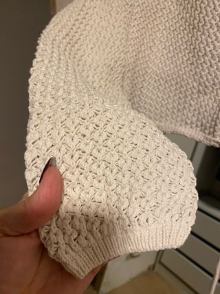 Suéter de punto beige, se ata en la espalda