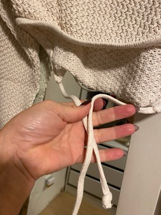 Suéter de punto beige, se ata en la espalda