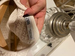 Suéter de punto beige, se ata en la espalda