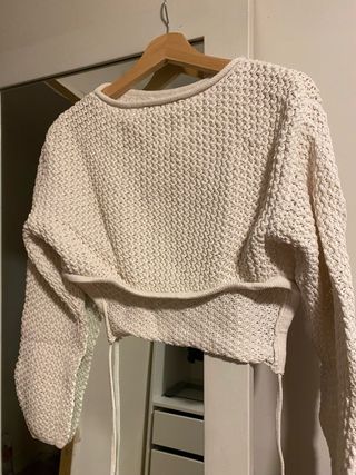 Suéter de punto beige, se ata en la espalda