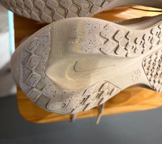 Nike Zoom Pegasus 41 Talla 43 Beige/Dorado