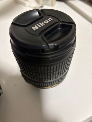 Cámara Nikon D3000 con objetivo 18-105mm AS-F