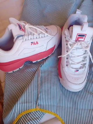 Zapatillas Fila Blancas y Rojas Talla 38