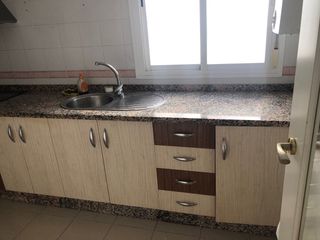 Cocina de melamina con encimera de piedra