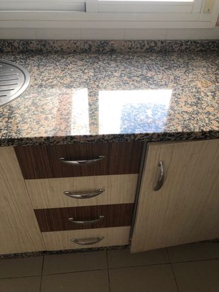 Cocina de melamina con encimera de piedra