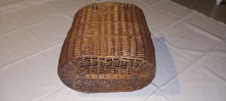 Cesto de mimbre decorativo con asa