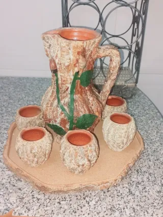 Jarro e copos rústicos em barro e cortiça