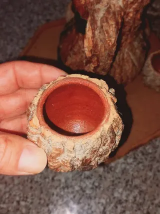 Jarro e copos rústicos em barro e cortiça