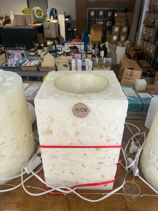 Lámpara de cera blanca decorativa