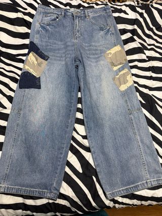 Pantalón vaquero ancho con parches