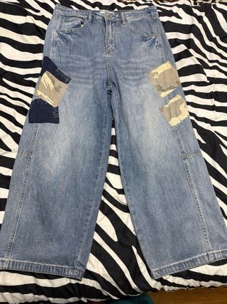 Pantalón vaquero ancho con parches