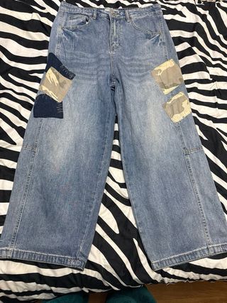 Pantalón vaquero ancho con parches