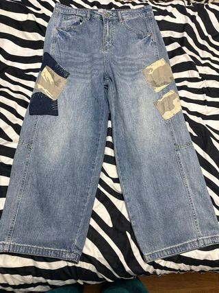 Pantalón vaquero ancho con parches