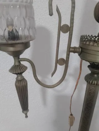 Lámpara de pie dorada con 3 tulipas