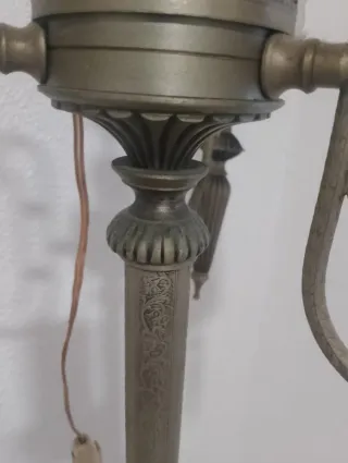 Lámpara de pie dorada con 3 tulipas