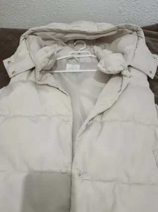 Chaleco acolchado con capucha