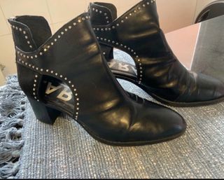 Botines negros con tachuelas
