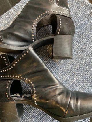 Botines negros con tachuelas