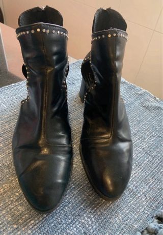 Botines negros con tachuelas