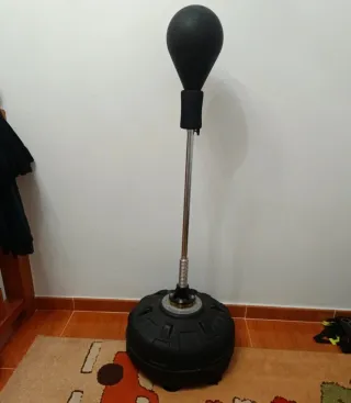 Balón de boxeo y guantes