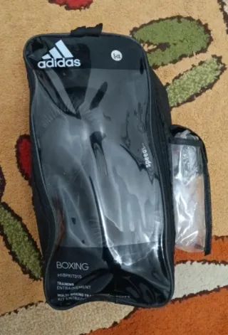 Balón de boxeo y guantes