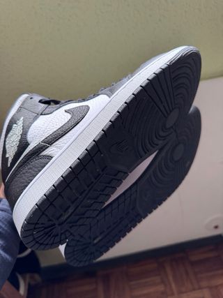 Nike Air Jordan 1 Mid Blanco y Negro