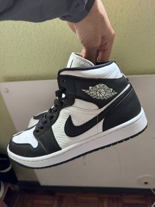 Nike Air Jordan 1 Mid Blanco y Negro