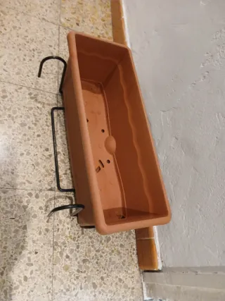 Jardineras Marrones con Soporte de metal Negro