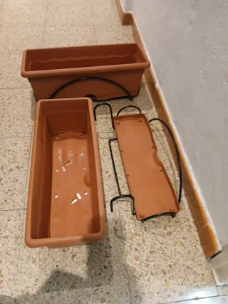 Jardineras Marrones con Soporte de metal Negro