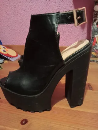 Zapatos de tacón negros para mujer