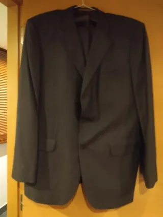 Traje de chaqueta y pantalón negro