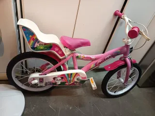 Bicicleta infantil rosa con asiento trasero