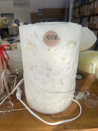 Lámpara de cera blanca y transparente