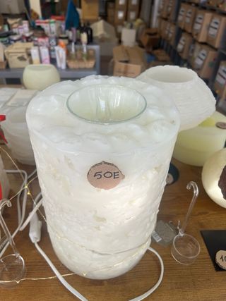 Lámpara de cera blanca y transparente