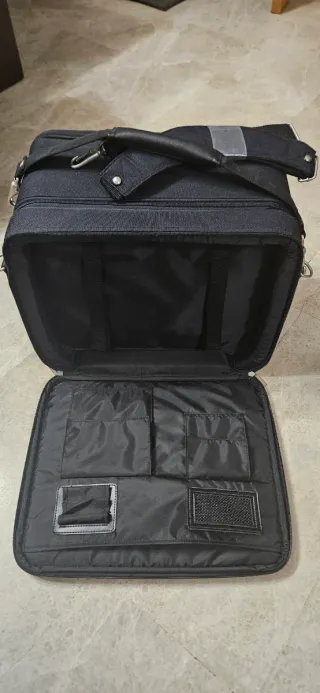 Maletín Proyector Mitsubishi Negro/Blanco