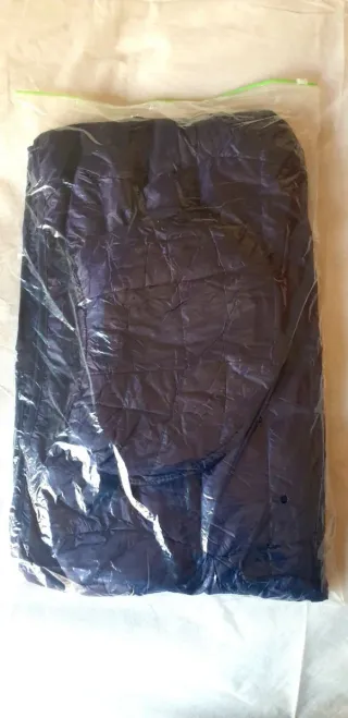 Chaqueta plumífero azul con capucha