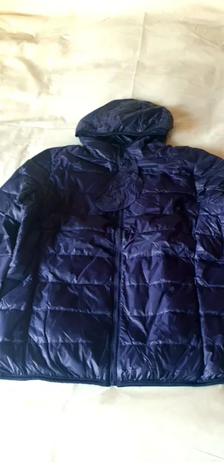 Chaqueta plumífero azul con capucha
