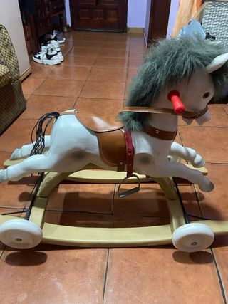 Caballo balancín con ruedas