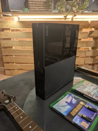 Xbox One + 2 chitarre + Giochi e cavi