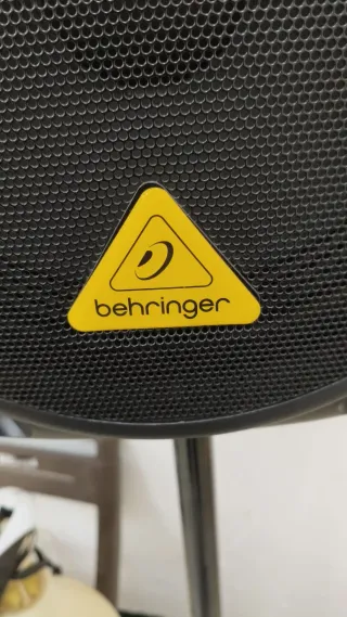 Altavoces Behringer Negros