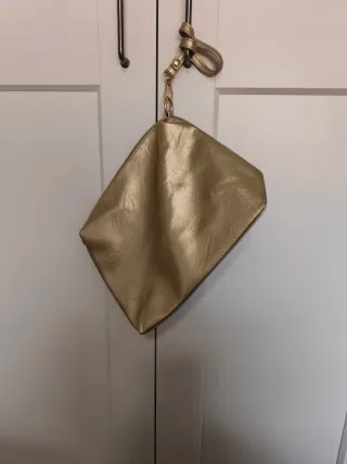 Bolso bandolera dorado y también de mano de muñeca