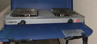 Cocina Campingaz, con 2 fuegos y 4 patas.