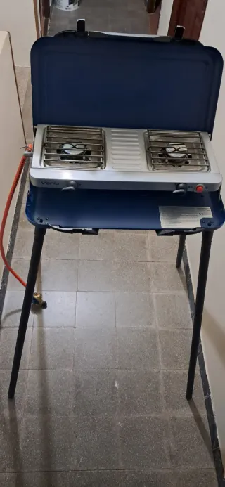 Cocina Campingaz, con 2 fuegos y 4 patas.