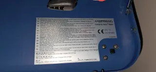 Cocina Campingaz, con 2 fuegos y 4 patas.