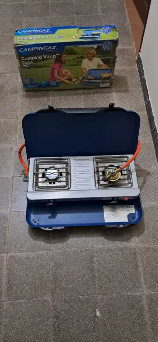 Cocina Campingaz, con 2 fuegos y 4 patas.