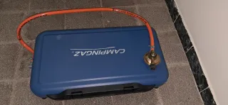 Cocina Campingaz, con 2 fuegos y 4 patas.