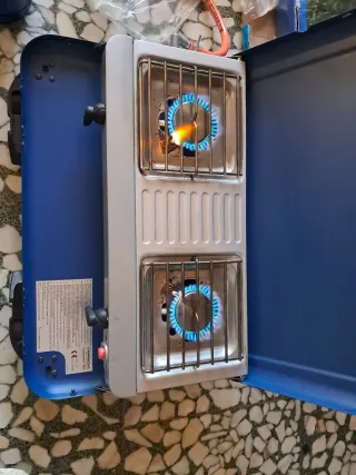 Cocina Campingaz, con 2 fuegos y 4 patas.