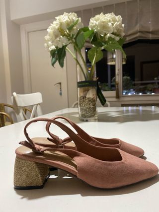 Zapatos de tacón rosa y dorado para mujer